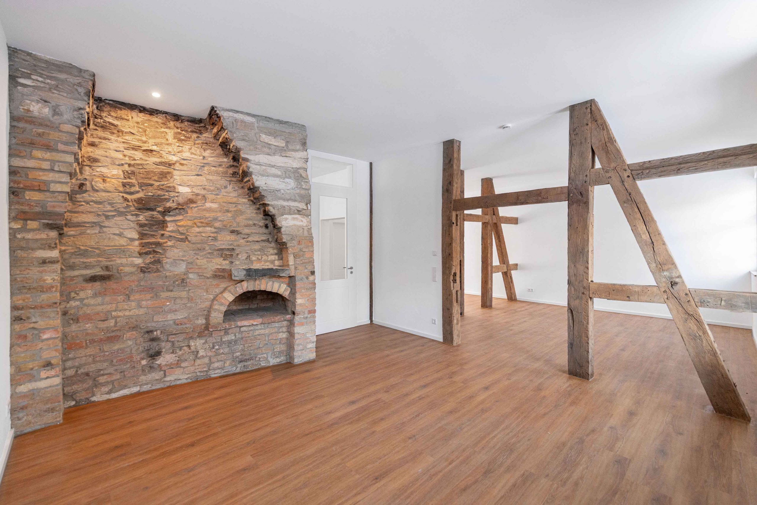 Sanierung eines denkmalgeschützten Fachwerkhauses im historischen Stiftsensemble Cappel, Westfalen, mit restaurierter Fachwerkfassade und moderner Gebäudetechnik