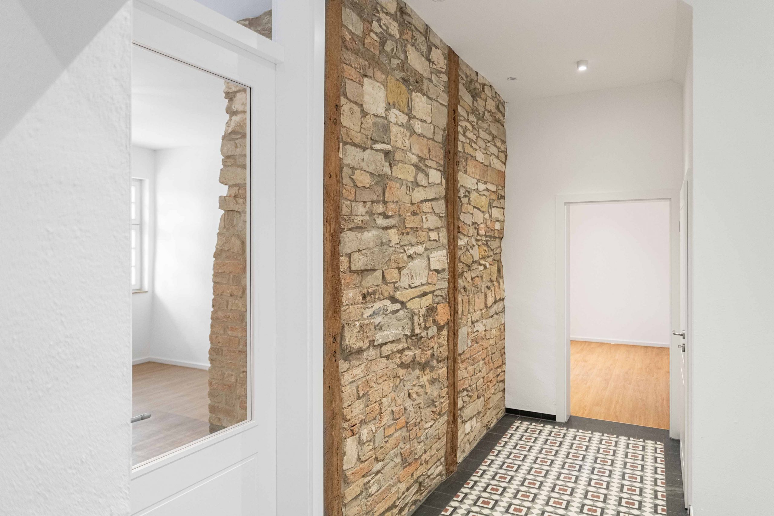 Sanierung eines denkmalgeschützten Fachwerkhauses im historischen Stiftsensemble Cappel, Westfalen, mit restaurierter Fachwerkfassade und moderner Gebäudetechni